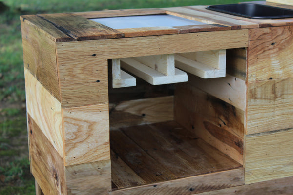 Pallet projects-Beverage cooler cover and wine rack made out of pallets
